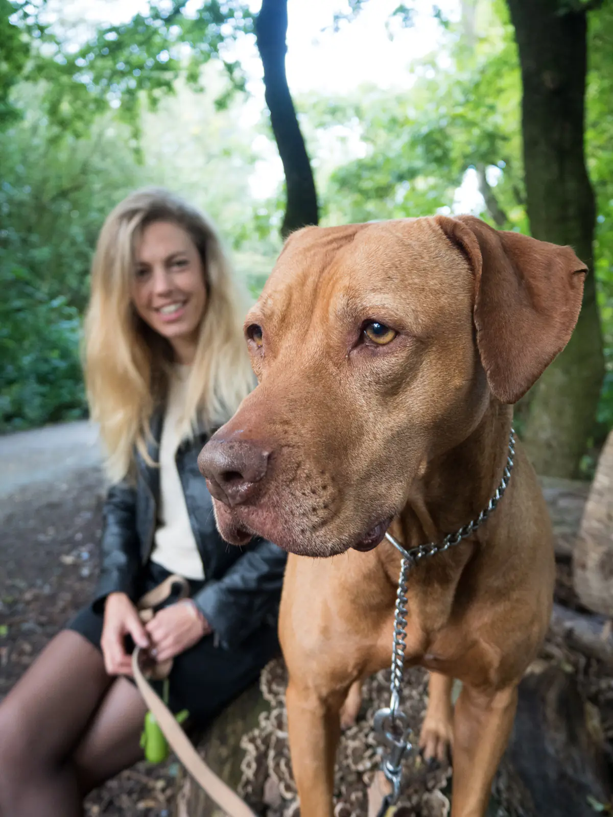 Anneke met haar hond in het bos